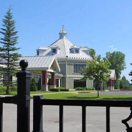 Hotel St-Bernard St-Bernard de Lacolle Exterior foto